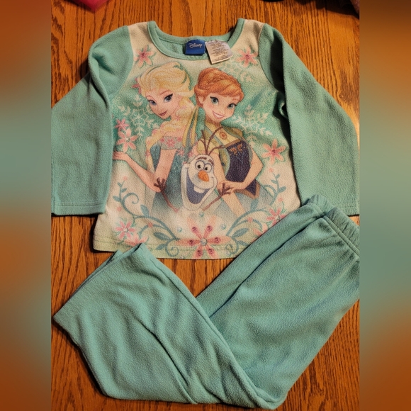 (4/$15) Disney Elsa and Anna pajamas, 3t - Picture 1 of 2